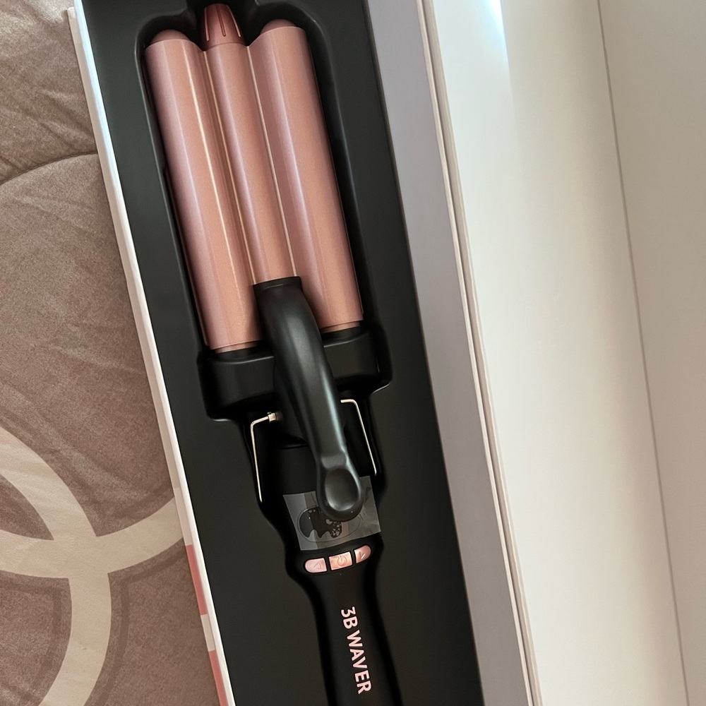 BRAND NEW BOX BEACHWAVER B3